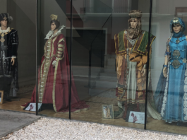 ‘Entre fils de colors i sons de festa’ exhibe los trajes de las cargos festeros