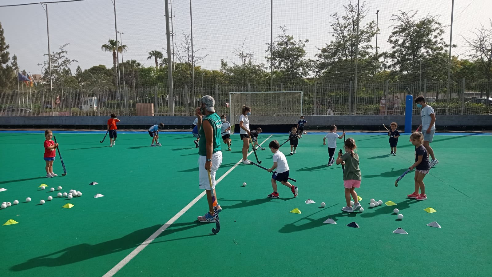 Quejar Onza sólido Cerca de 200 niñas y niños probaron el hockey hierba con el Atlético San  Vicente - UA - Radio San Vicente