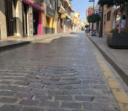Ciudadanos exige la reparación de los socavones de Pintor Picasso ante el riesgo de caídas y accidentes