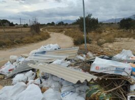 Esquerra Unida-Podem denuncia la existencia de una escombrera, en el Camí de la Baiona Baixa, con restos de amianto