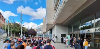 San Vicente comienza la conmemoración del Día de las Personas Cuidadoras con una concentración y la lectura de un manifiesto