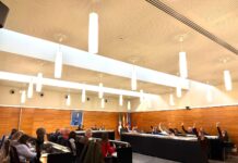 Tras seis años de moratoria, el pleno aprueba la reposición de una tasa de veladores un 7% inferior a la de 2019 y compromete futuras mejoras