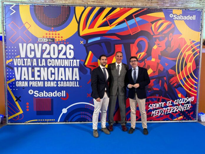 Alcalde y concejal de Deportes con el director de la Volta Angel Casero