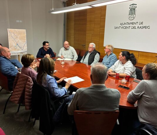 El Ayuntamiento plantea nuevas alternativas para la mejora del transporte público a los representantes vecinales de las partidas