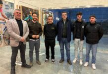 El Ayuntamiento de San Vicente acoge una exposición de Miguel Soro con motivo de la llegada de la Volta a la Comunitat Valenciana