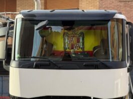 Un operario exhibe una bandera franquista en una obra pública de San Vicente