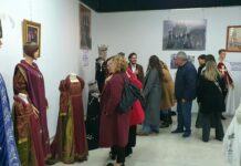 La Comparsa Cristians inaugura la exposición de trajes y fotografías con motivo de su 50º Aniversario