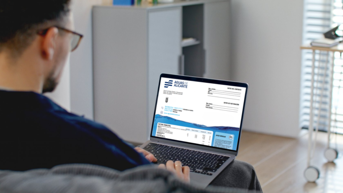 cliente-consultando-factura-online (1)