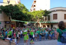 Docentes, familias y abuelos de San Vicente se dan la mano por el futuro de la enseñanza pública