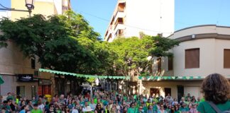 Docentes, familias y abuelos de San Vicente se dan la mano por el futuro de la enseñanza pública