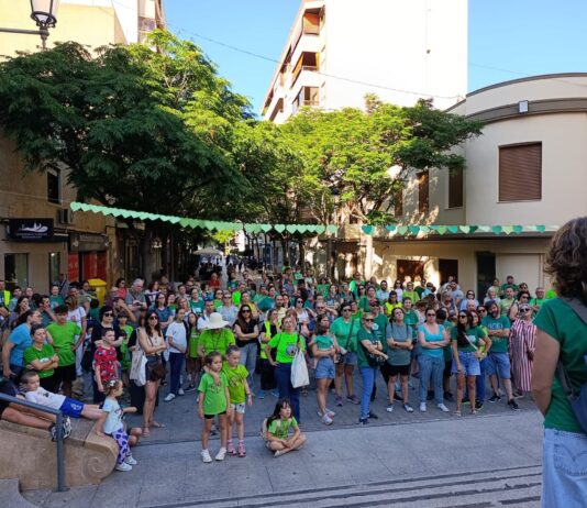 Docentes, familias y abuelos de San Vicente se dan la mano por el futuro de la enseñanza pública