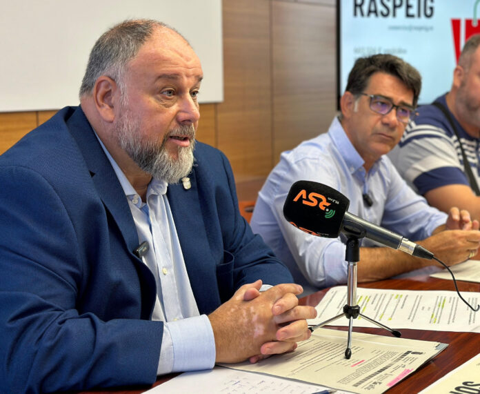 Desde la derecha, el alcalde de San Vicente del Raspeig Pachi Pascual y el concejal de Comercio Vicente Pastor