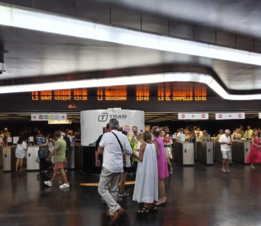TRAM d’Alacant ofrece servicio especial nocturno el sábado 13 de junio con motivo de la Entrada de Bandas