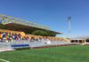 El Ayuntamiento invertirá cerca 230.000 euros en la renovación del césped del Estadio municipal y las pistas de pádel del Polideportivo