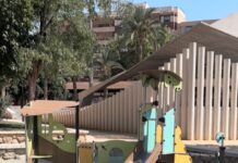 El PSOE denuncia el retraso de 7 meses para instalar sombraje en los parques infantiles