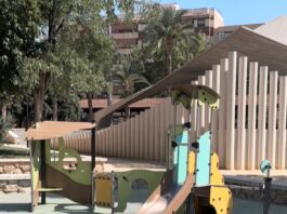 El PSOE denuncia el retraso de 7 meses para instalar sombraje en los parques infantiles