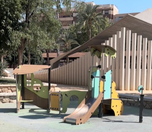 El PSOE denuncia el retraso de 7 meses para instalar sombraje en los parques infantiles