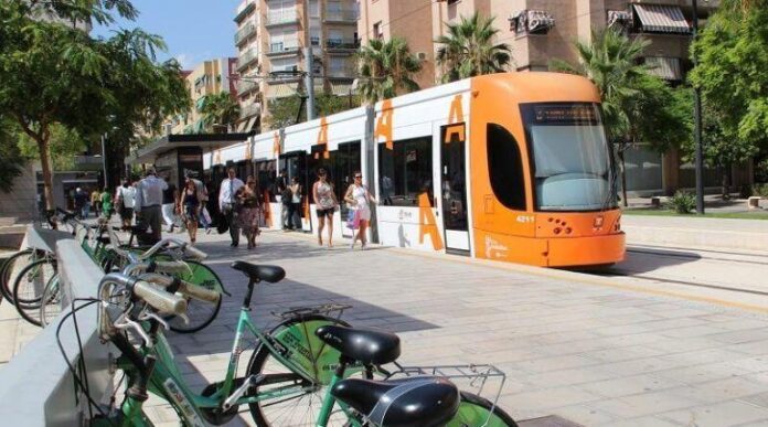 TRAM y estación bicis
